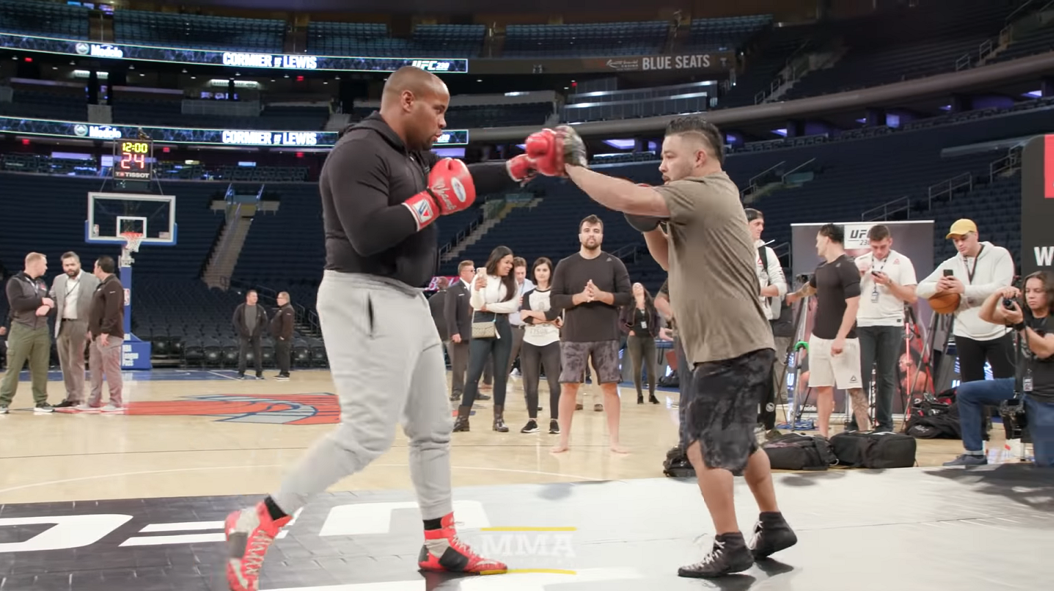 Отворената тренировка на Даниел Кормие преди UFC 230 (ВИДЕО)