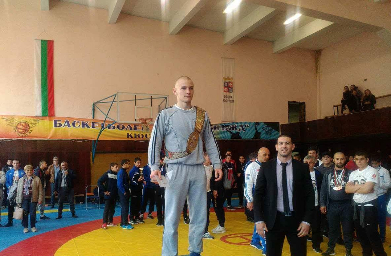 Димитър Илиев се окичи със златния пояс „Васил и Георги Илиеви“