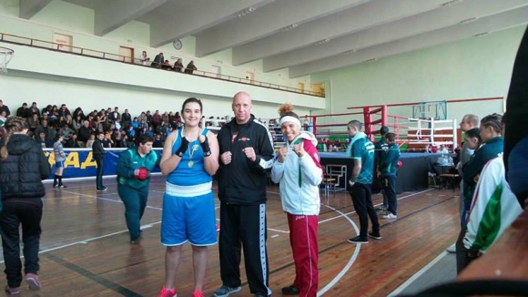 Виктория Йорданова защити титлата си на държавното по бокс