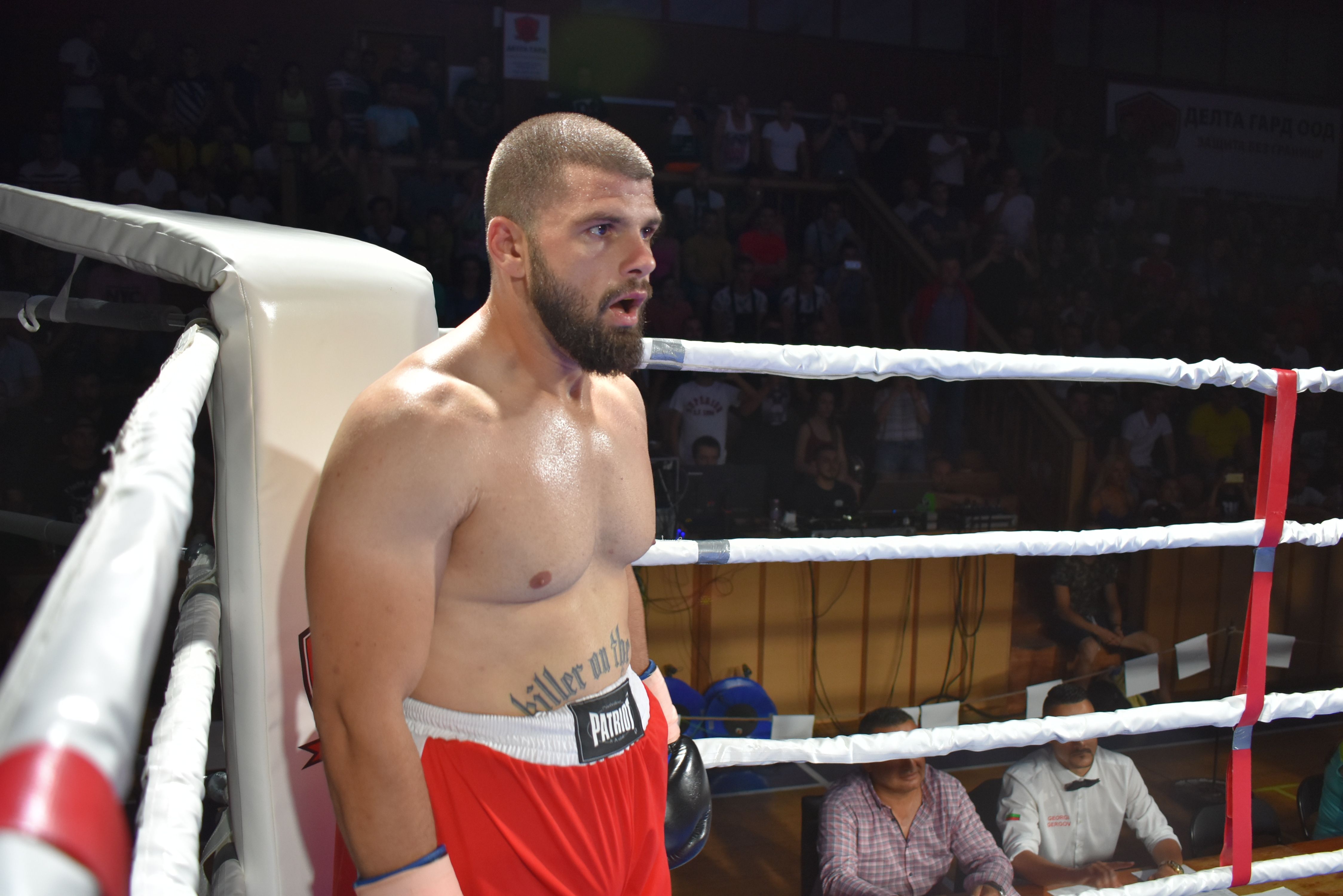 Българският боксьор Борислав Иванов подгрява мач на Тони Йока