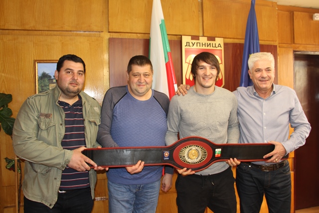 Дани Александров показа на кмета на Дупница пояса „Дан Колов – Никола Петров“