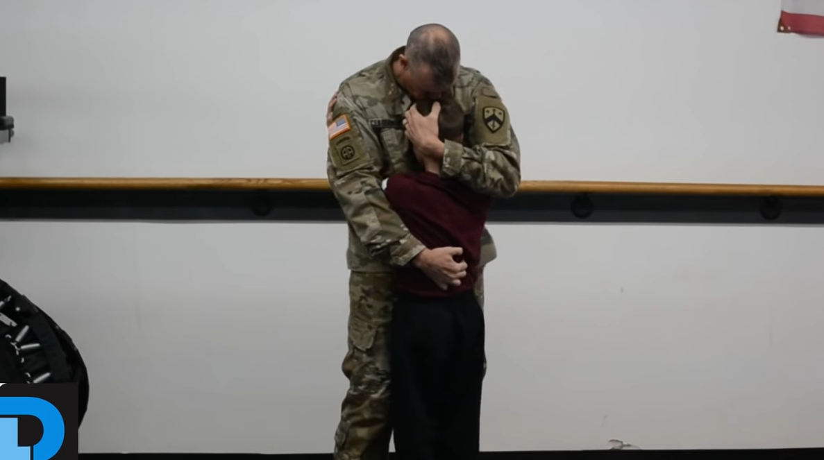 Военен изненада сина си на тренировка по таекуондо (ВИДЕО)