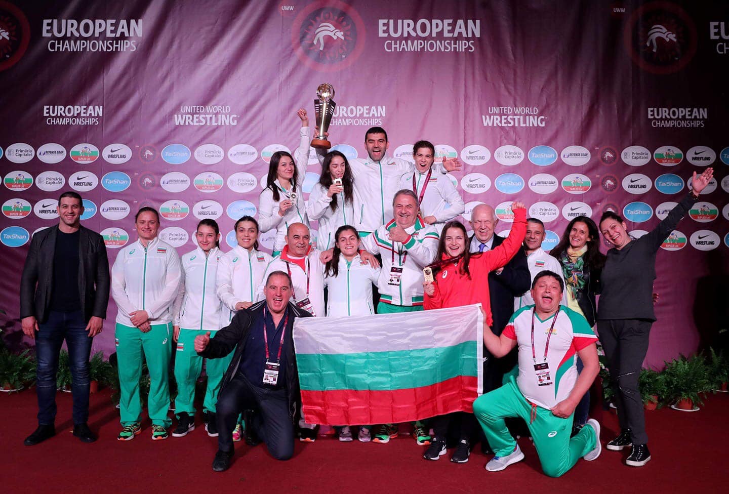 Награждават медалисти от европейски първенства в борбата