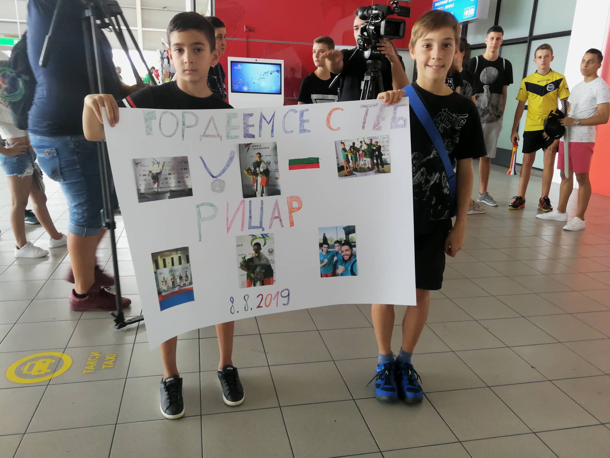 Посрещнаха Рицаря с меч и шлем на летище „София“ (ВИДЕО)