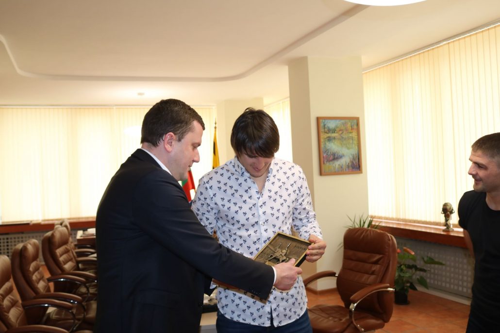 Кметът на Перник дари с плакет „сребърния“ Даниел Александров