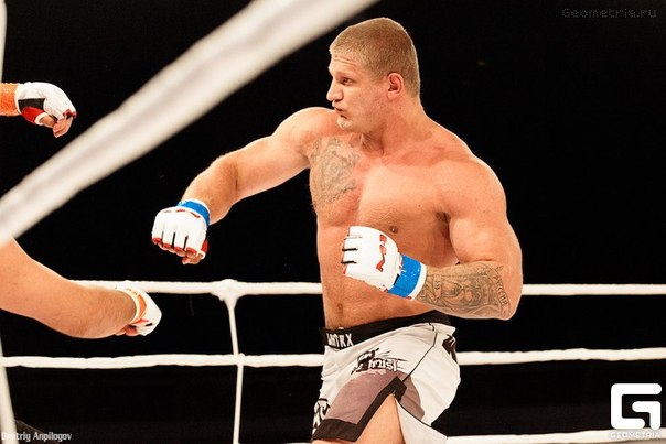 UFC изрита боец заради нацистки татуировки
