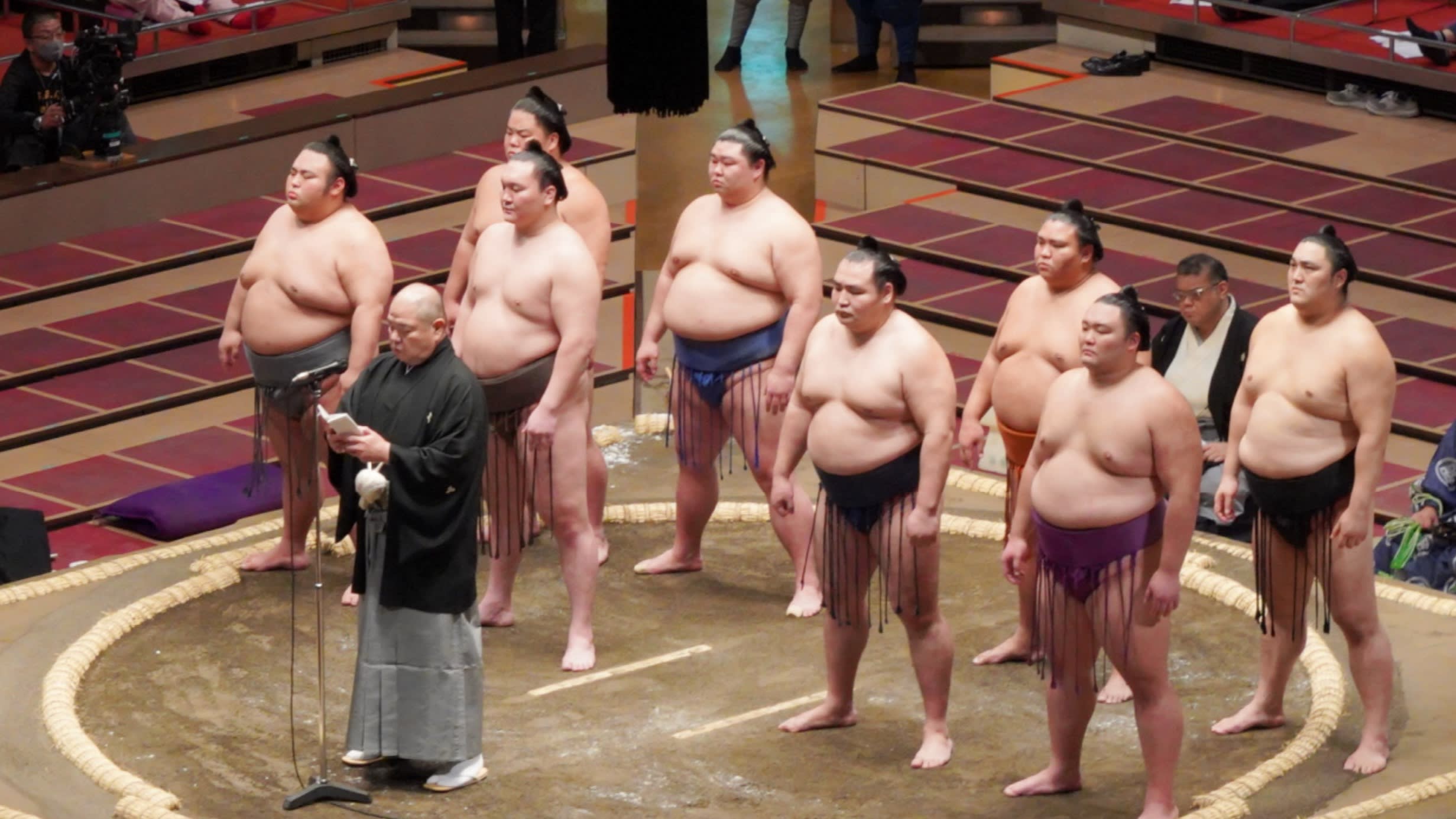 Подновиха сумото в Япония с публика, Аоияма със загуба на старта
