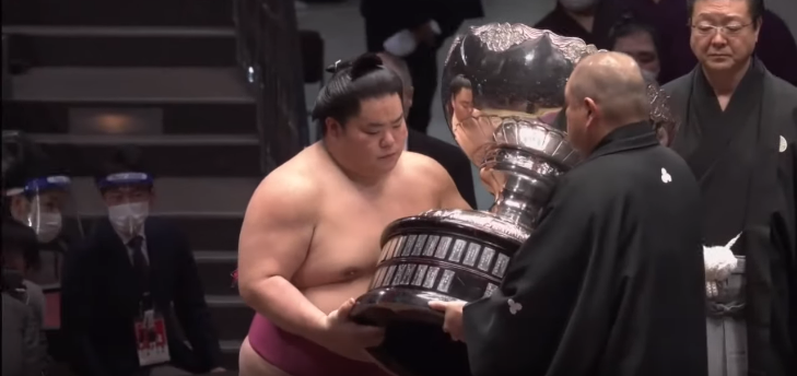 Изненадващ шампион ликува с титлата на турнира по сумо в Токио (ВИДЕО)