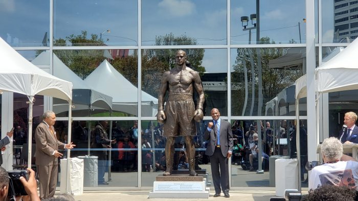 Атланта увековечи Ивендър Холифийлд с огромна статуя