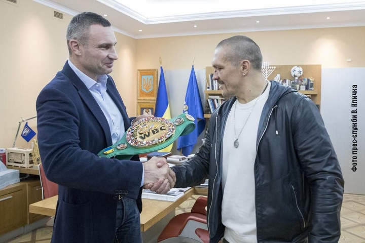 Усик получи и пояса на WBC