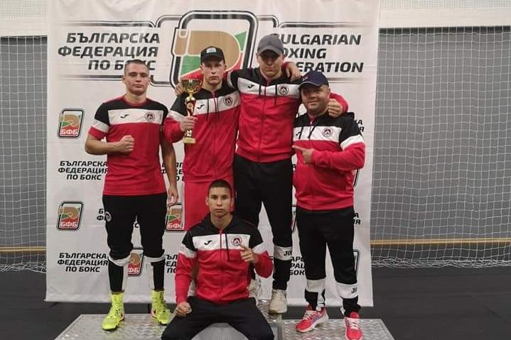 Боксьорите на „Локомотив“ с отборната титла при младежите