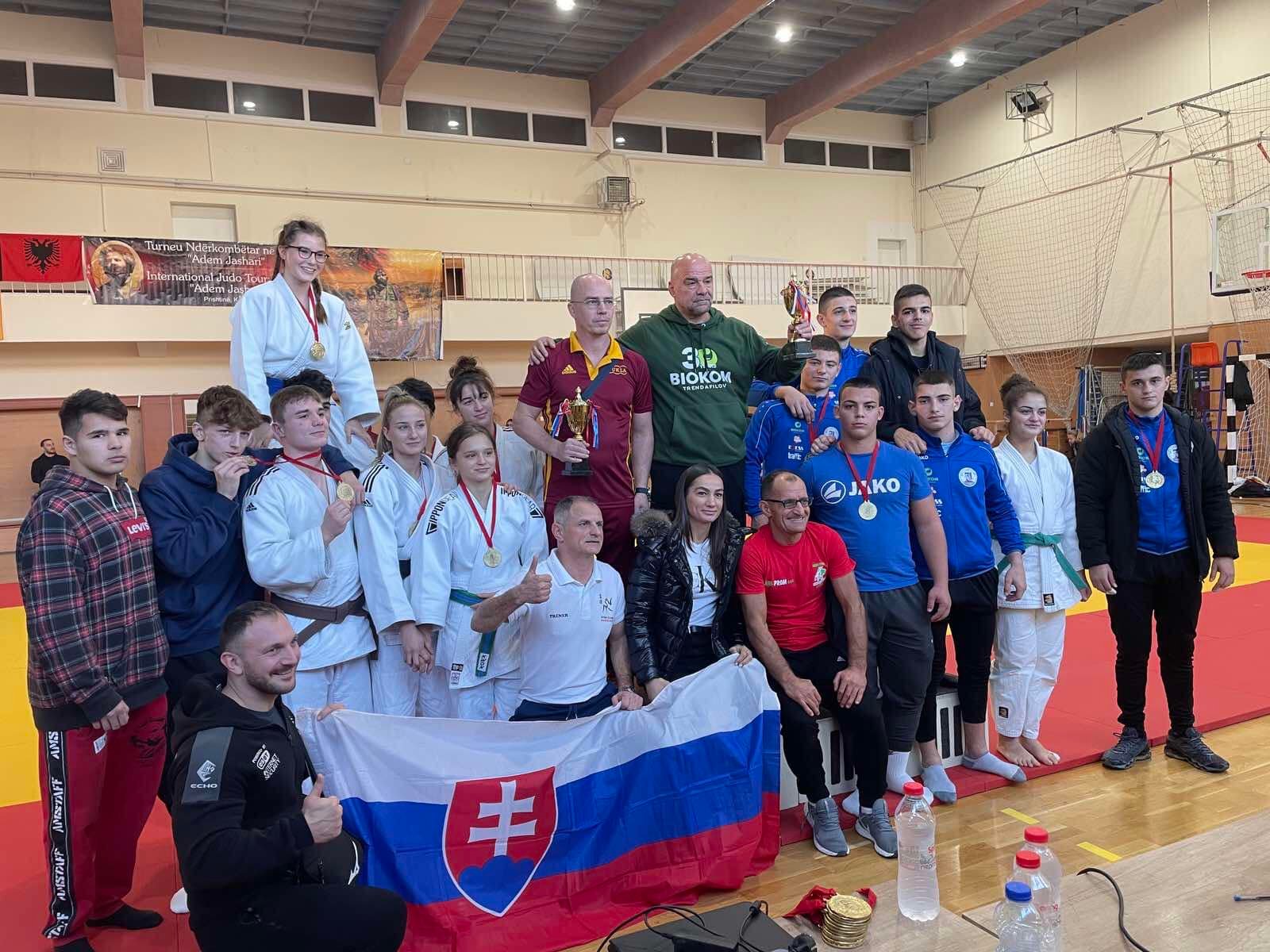 Сливенският клуб „Биоком“ спечели международен турнир в Прищина