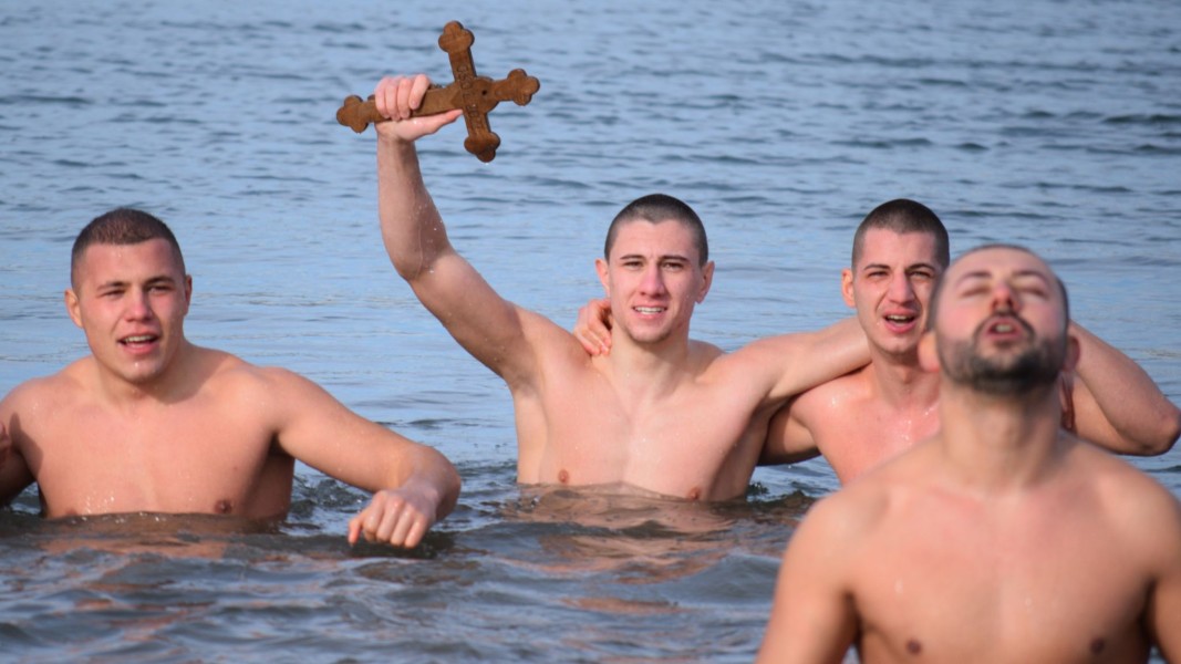 Националът Димитър Стоянов извади богоявленския кръст в Шумен