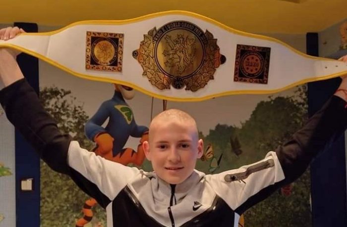 Малкият Стиви получи шампионски пояс за кураж в битката с коварна болест