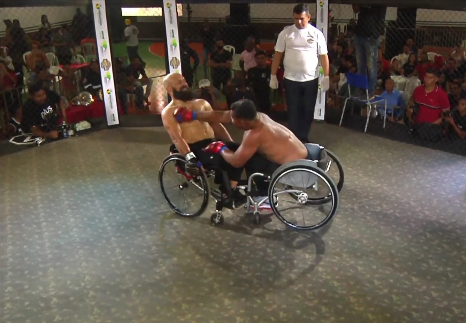 В Бразилия организираха първия ММА двубой в инвалидни колички (ВИДЕО)
