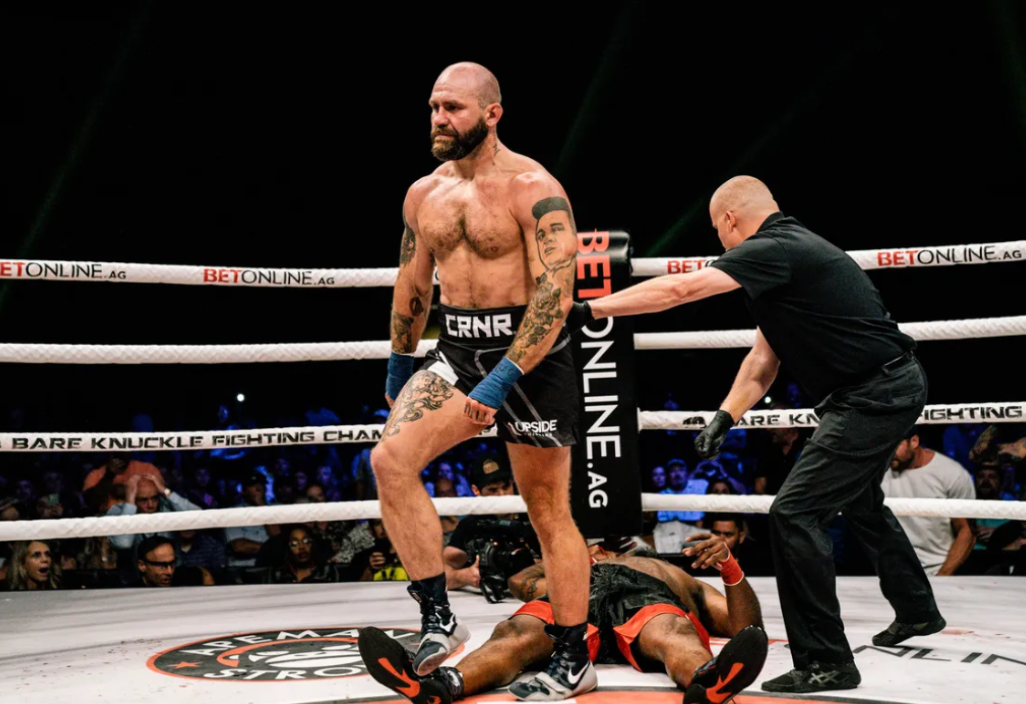 Ветеран на UFC със зверски нокаут в бой без ръкавици (ВИДЕО)