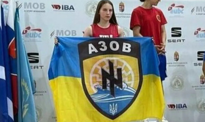 Украинска боксьорка се качи на подиума със знаме на „Азов“