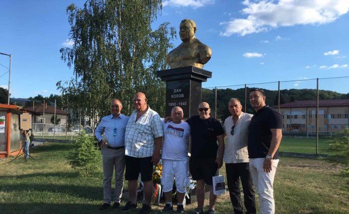 Величия в борбата почетоха откриването на бюст-паметник на Дан Колов