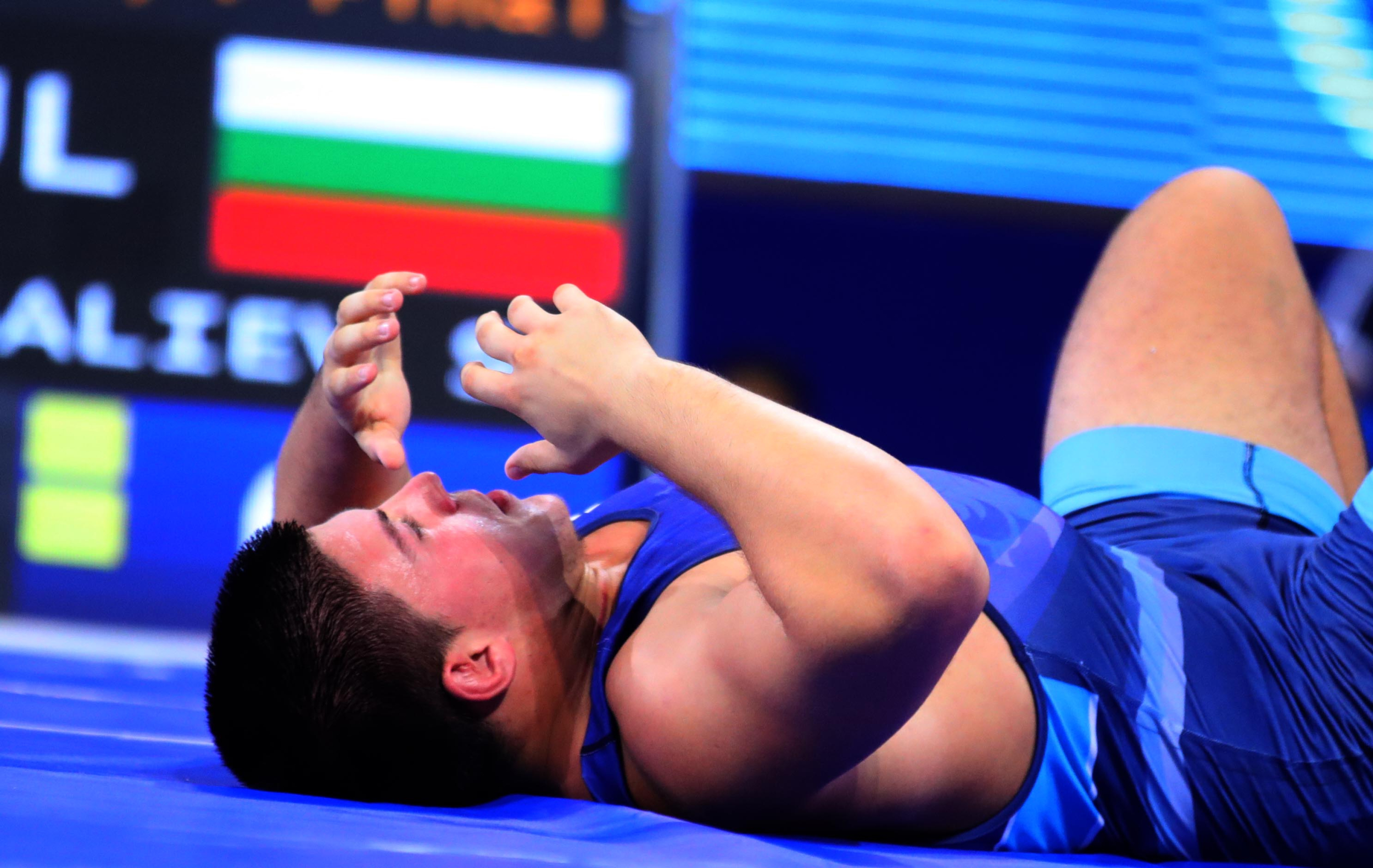 Без медал за България в първия ден от Световното по борба в София