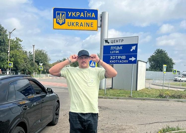 Усик се завърна триумфално в Украйна