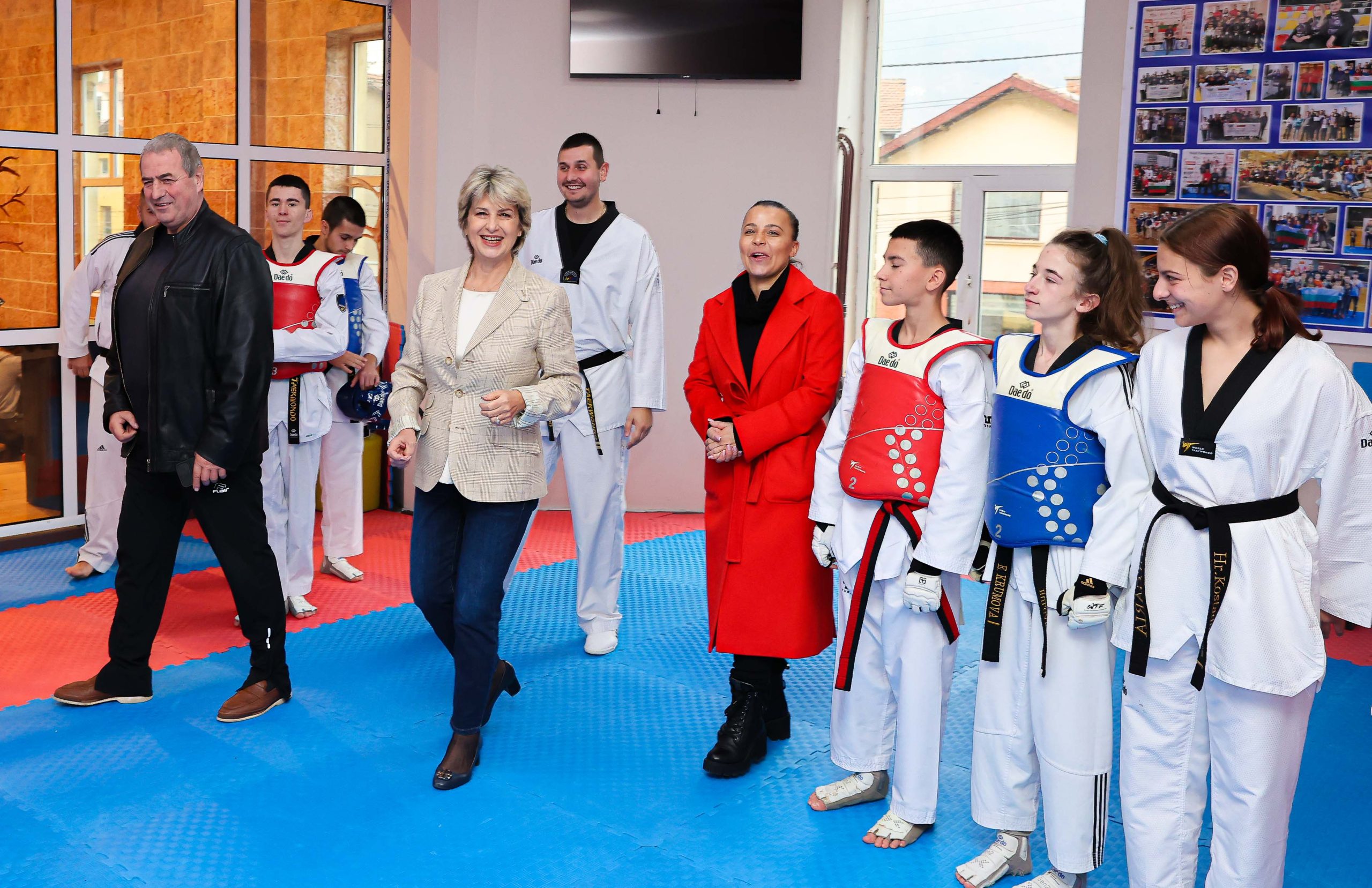 Министърът на спорта Весела Лечева посети таекуондисти в Своге