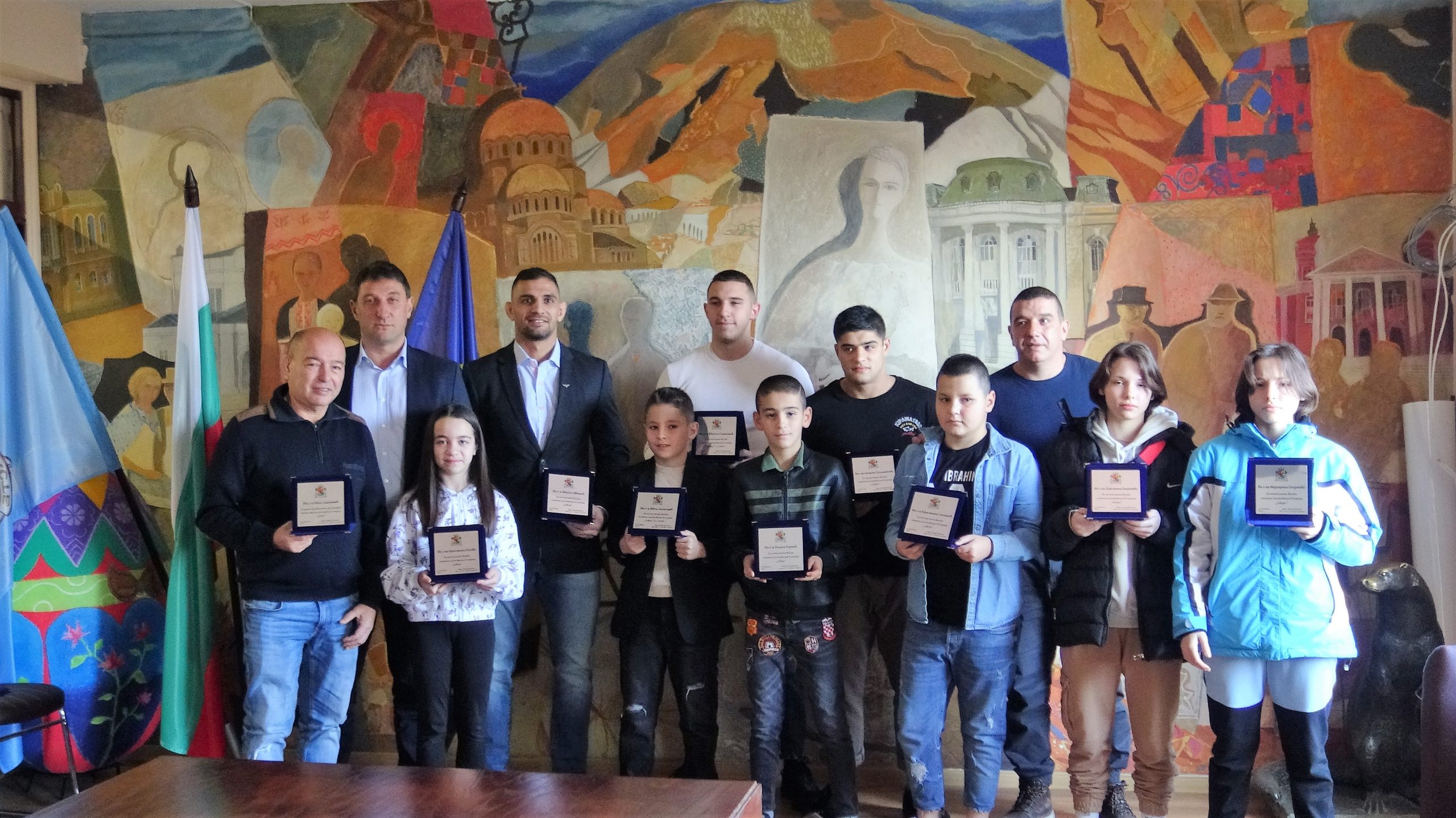 Шампионът по джудо Ивайло Иванов и кметът на р-н Сердика наградиха медалисти по джудо и самбо