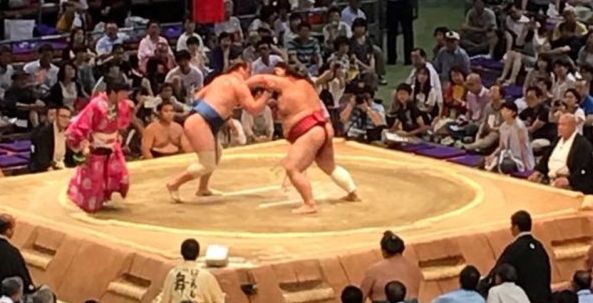Аоияма допусна четвърта поредна загуба на турнира по сумо в Токио