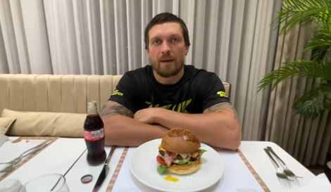 Усик с огромен бургер пред себе си: Шкембак, гледай какво ям, ти си следващият! (ВИДЕО)