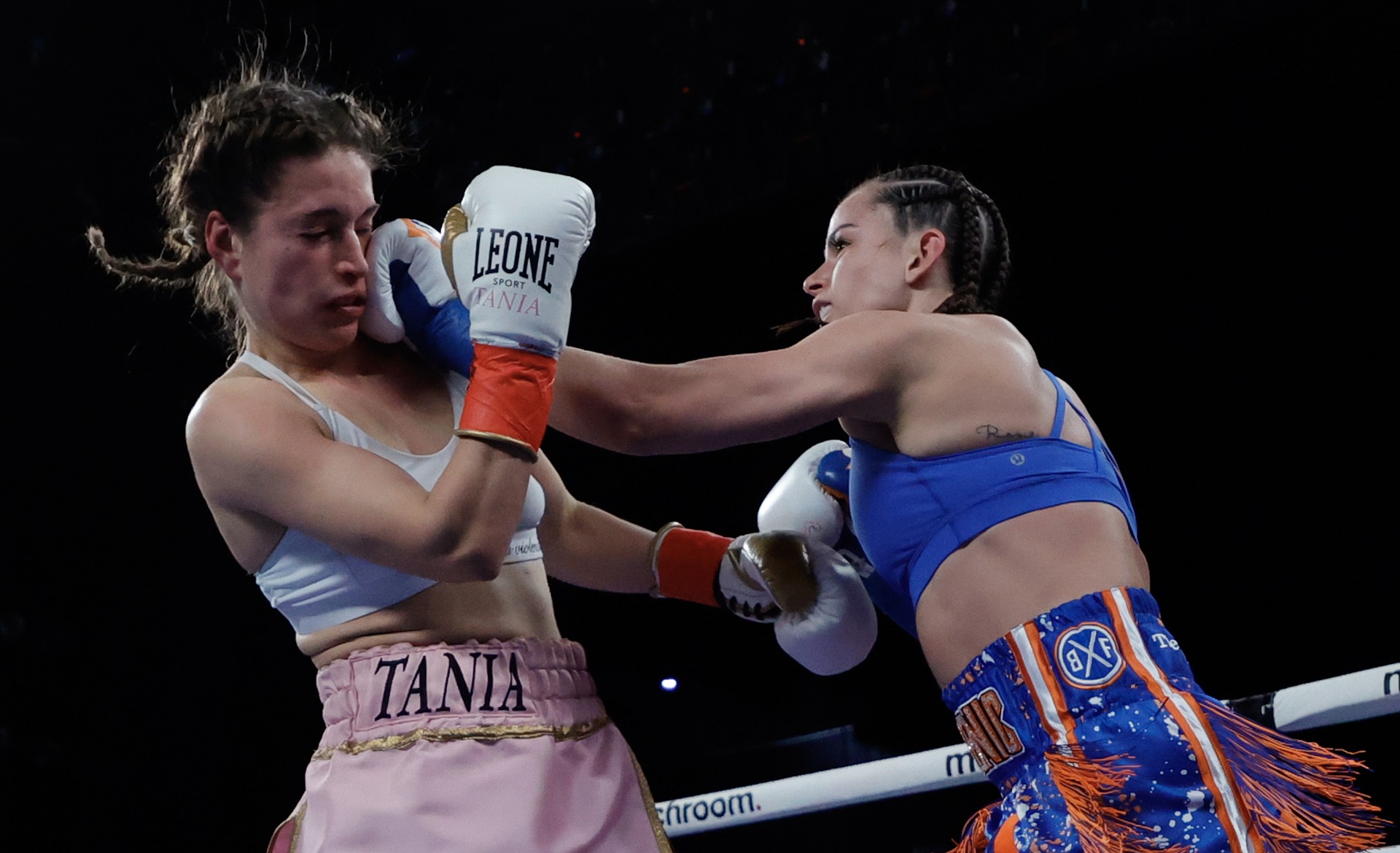 Скай Никълсън нанесе първа загуба на Таня Алварез за трофей на WBC