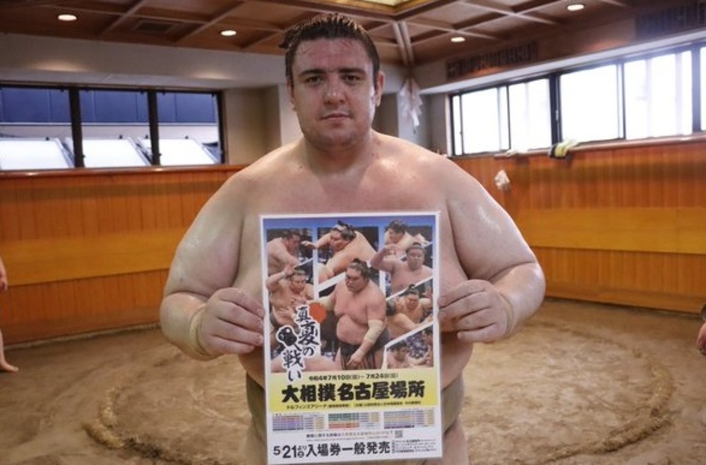 Повалиха Аоияма в последния кръг на турнира по сумо в Осака