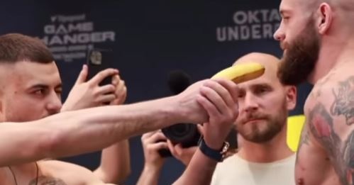 Боец заплаши съперника с банан преди Oktagon 42 (ВИДЕО)