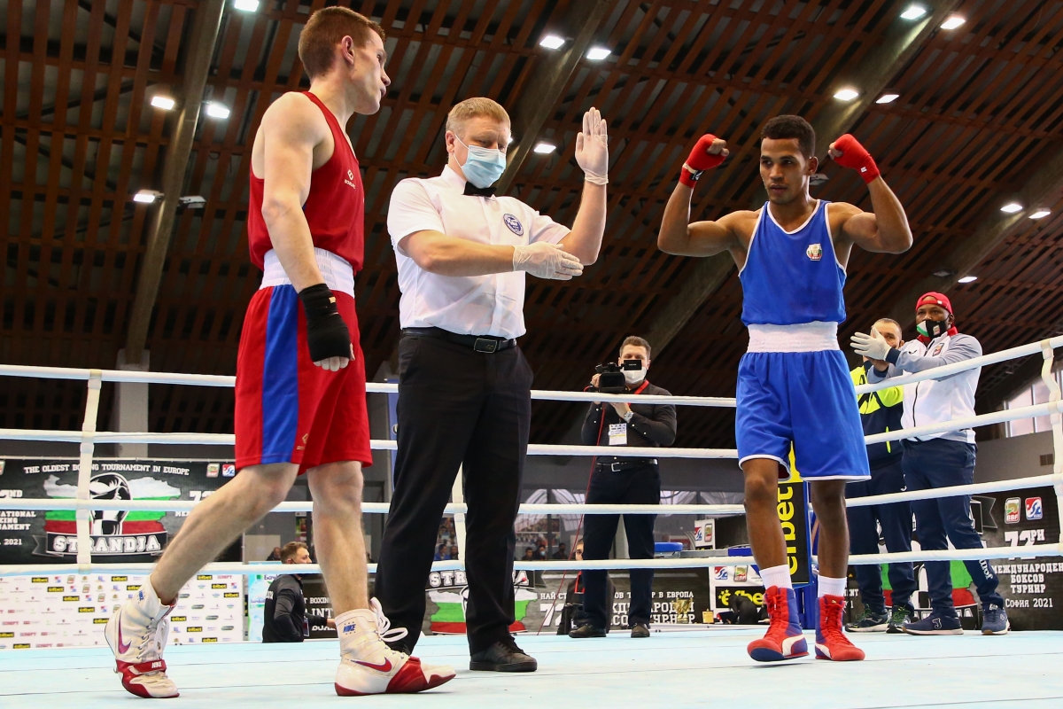Хавиер Ибанес започна с победа на световното по бокс