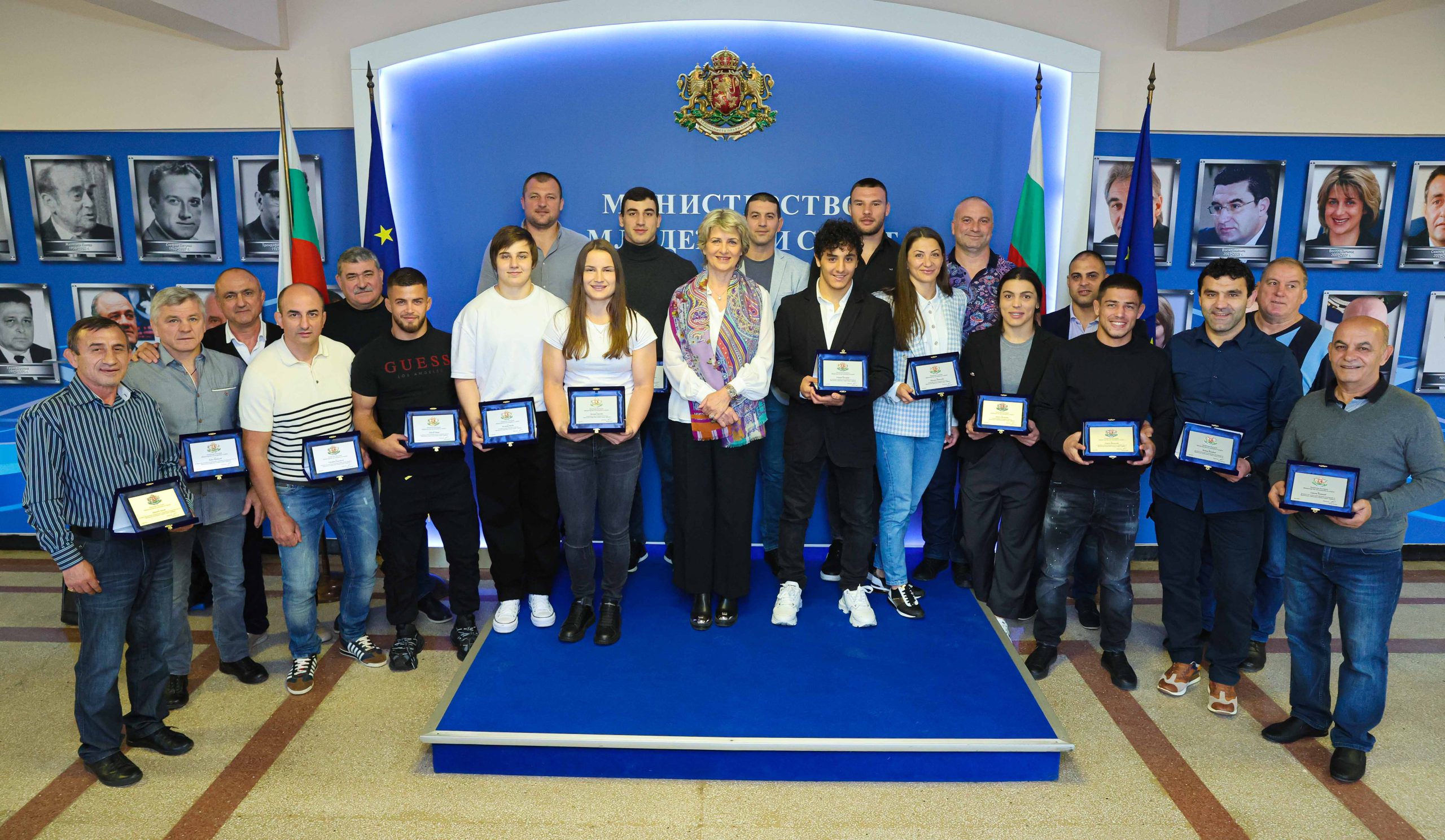 Министър Лечева награди медалистите от Европейското първенство по борба (СНИМКИ)