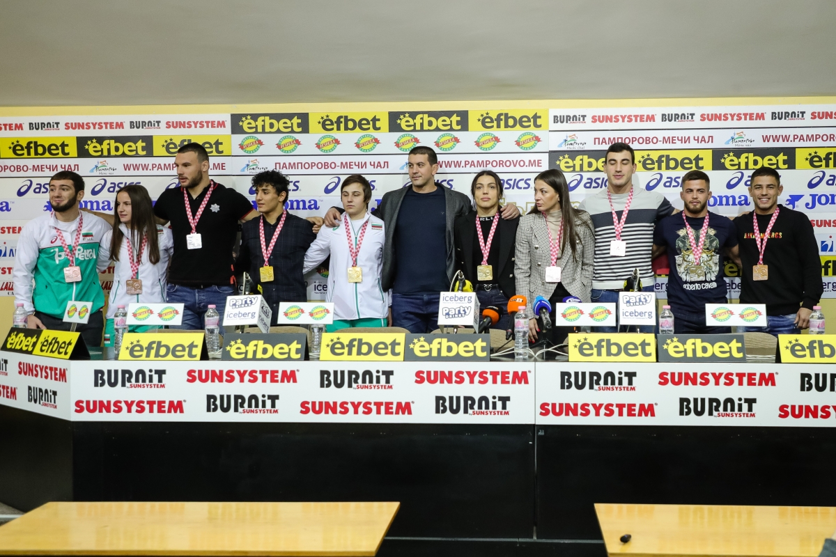 Петър Касабов дари отборната купа от Европейското по борба на Музея на спорта
