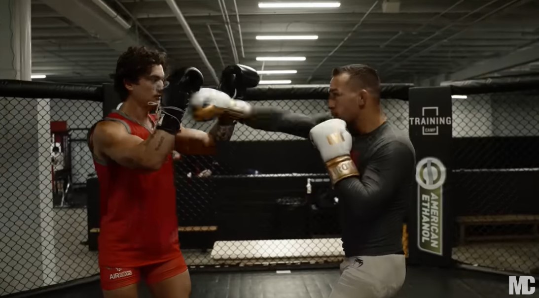 Майкъл Чандлър показа на бодибилдър как тренират MMA бойците (ВИДЕО)