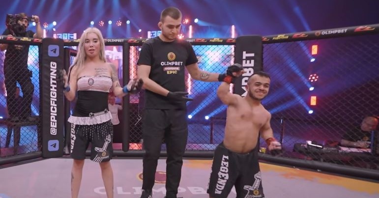 Еднометров мъж надви порноактриса и приятелката ѝ в MMA двубой (ВИДЕО)