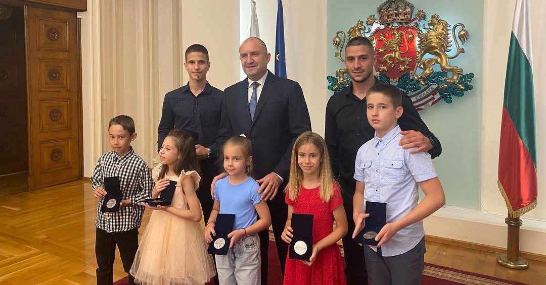 Децата от школата на Георги Дойчев получиха награда от държавния глава (СНИМКИ)