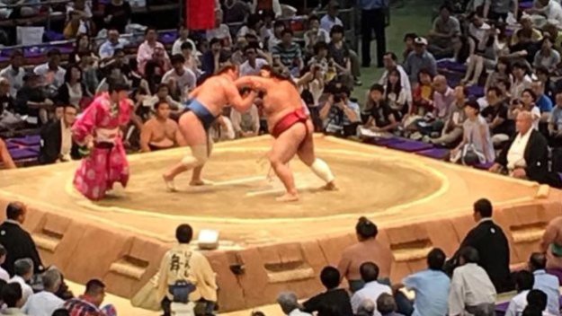 Аоияма записа втора победа на турнира по сумо в Нагоя