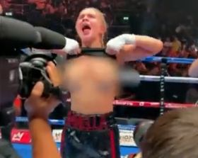 Боксьорка си показа гърдите на ринга след трудна победа (ВИДЕО 18+)