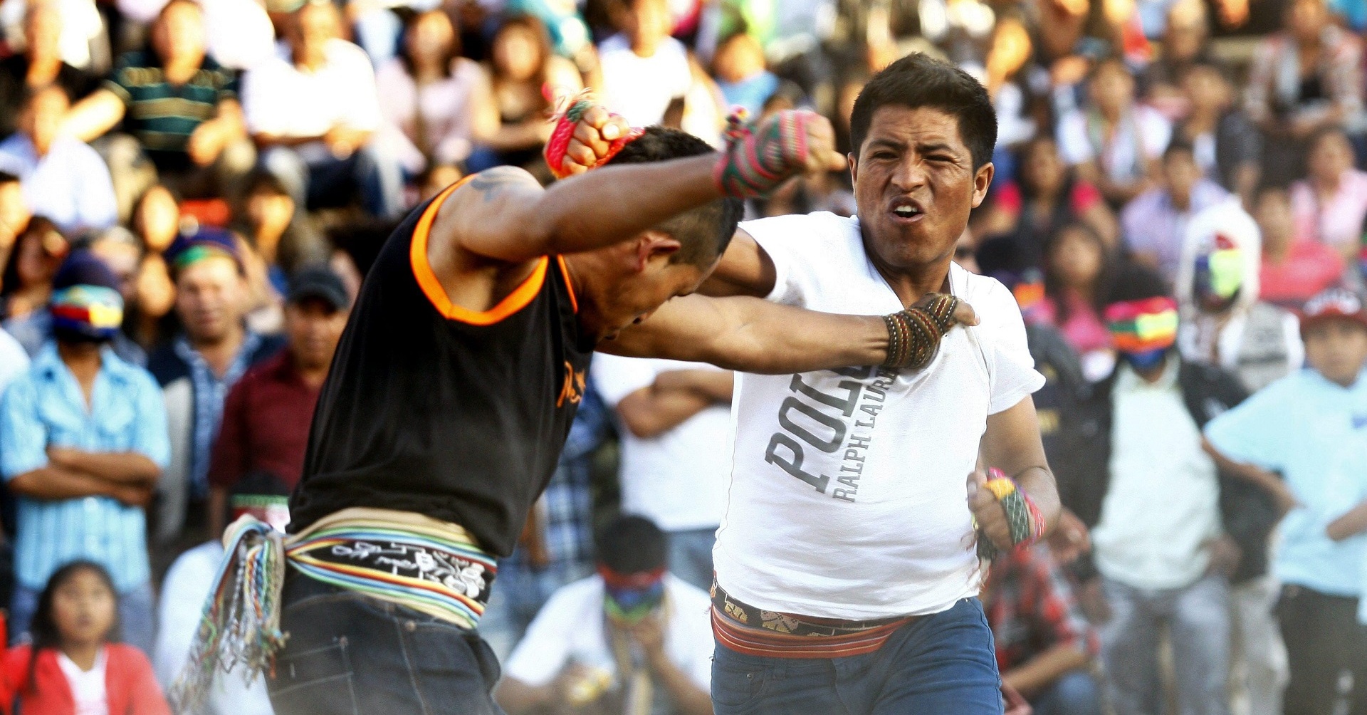 Боевете с голи ръце са перуанска коледна традиция (ВИДЕО)