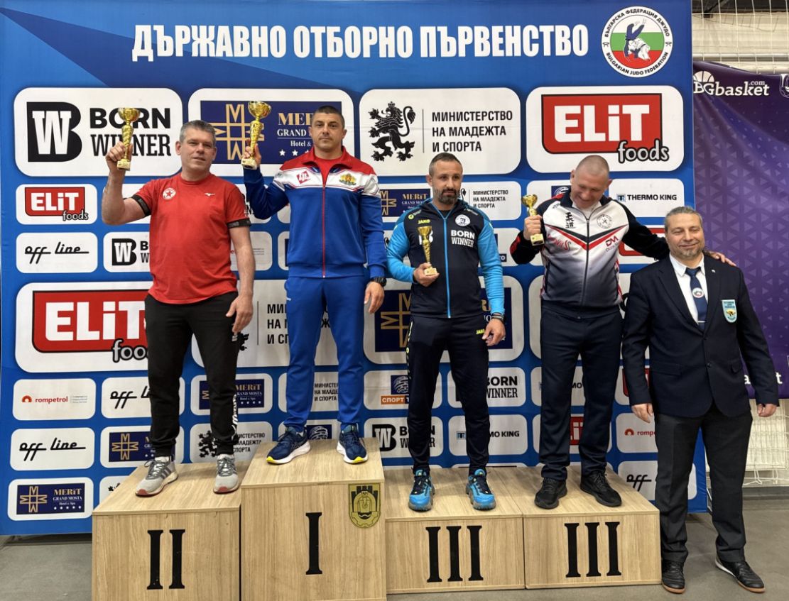 „Хаджи Димитър“ с титли при юношите и девойките
