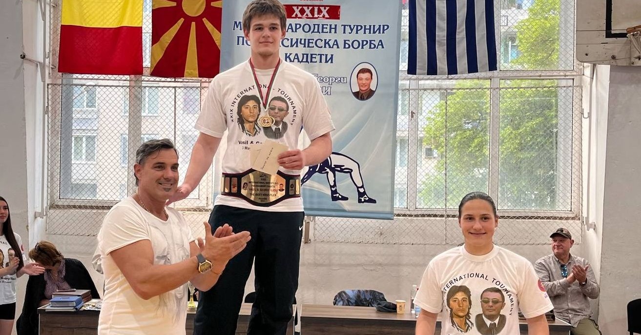 Денис Лазаров с пояса „Васил и Георги Илиеви“ след доминация в Кюстендил