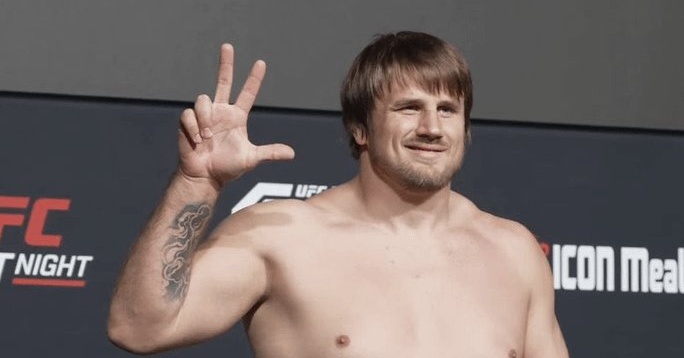 Александър Романов възропта срещу отношението на UFC към бойците в тежка категория