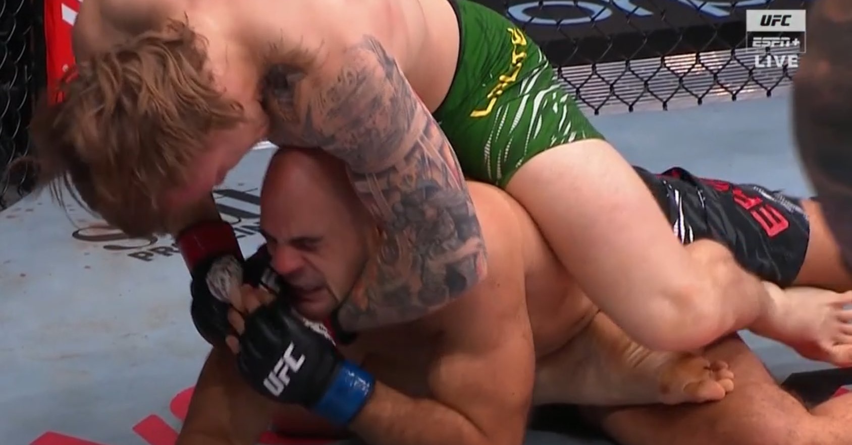UFC Fight Night 260: Джими Крут приключи Иван Ерслан със зрелищен събмишън в първия рунд