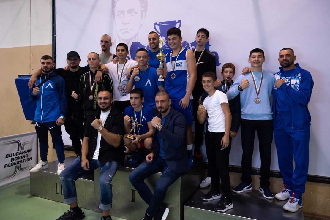 Синът на Юрий Славчев награди най-добрия боксьор на „Купа Левски“