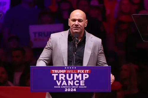 Джон Джоунс се моли на Дейна да го включи в галата в Белия дом