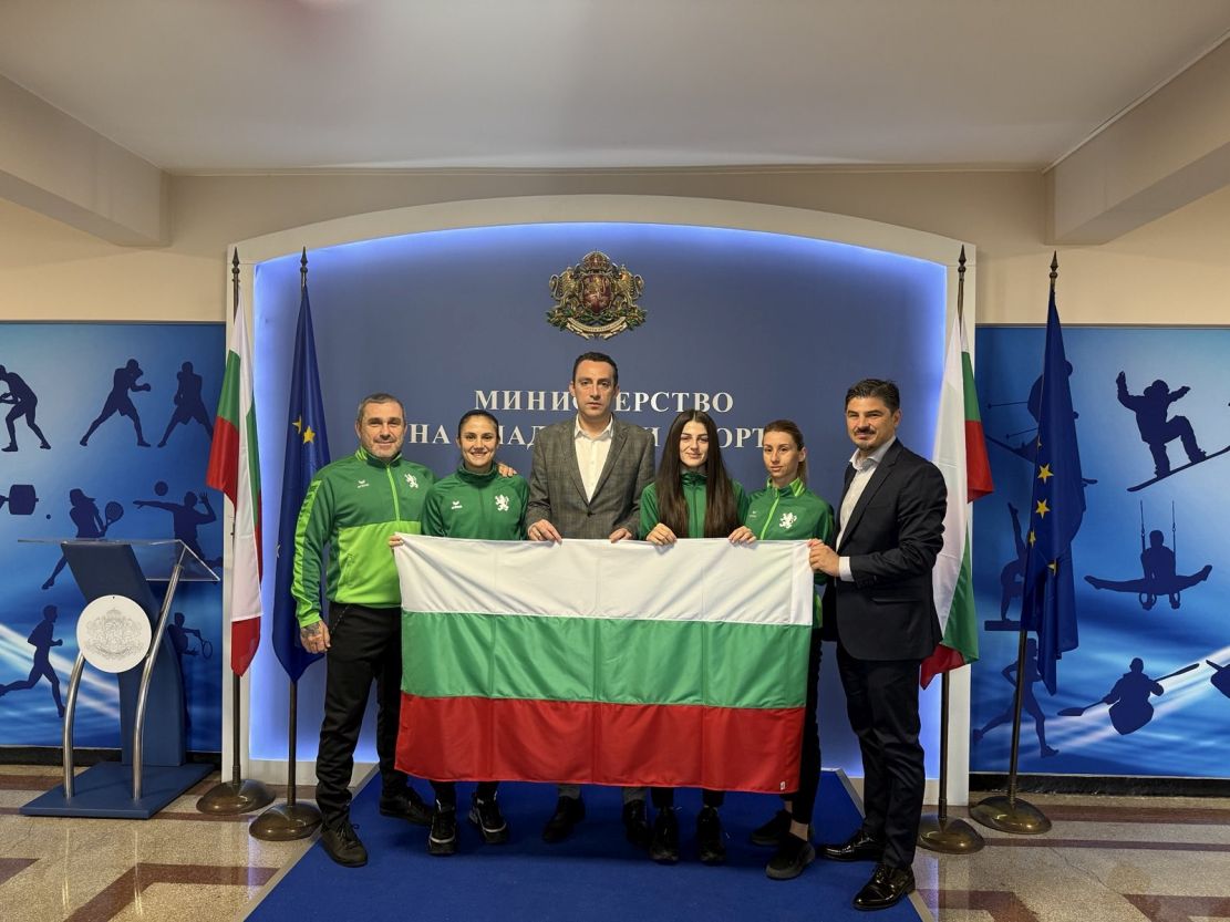 Министър Иван Пешев изпрати националките ни по карате за Световното първенство в Кайро