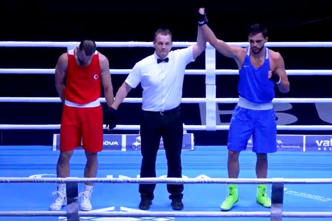 Уилиам Чолов с медал в Будапеща