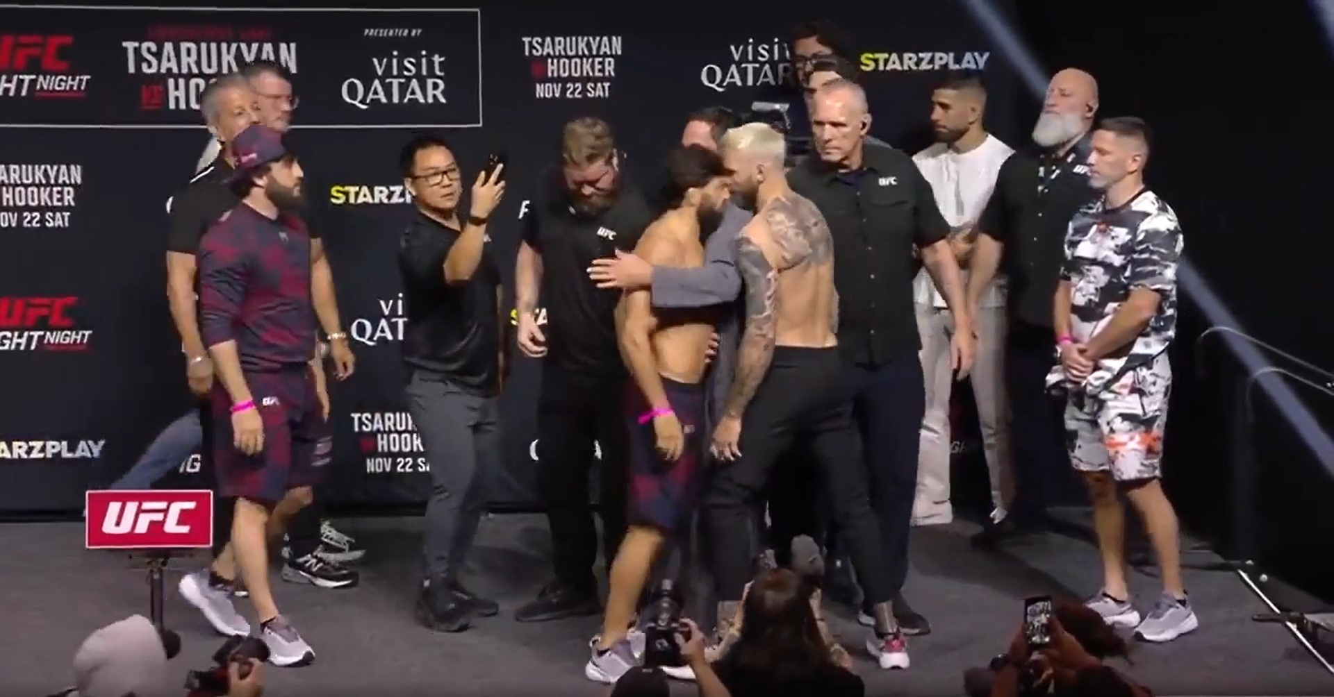 UFC Катар: Арман Царукян удари Дан Хукър с глава по време на face-off