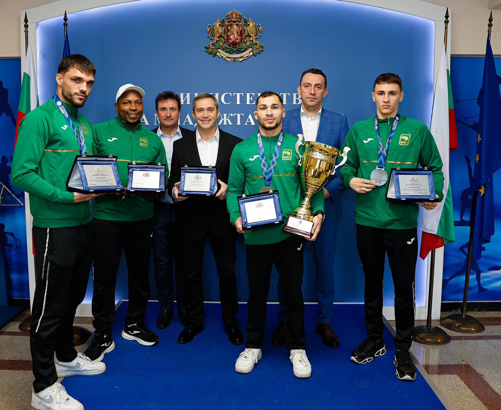 Министър Пешев награди медалистите от Европейското по бокс